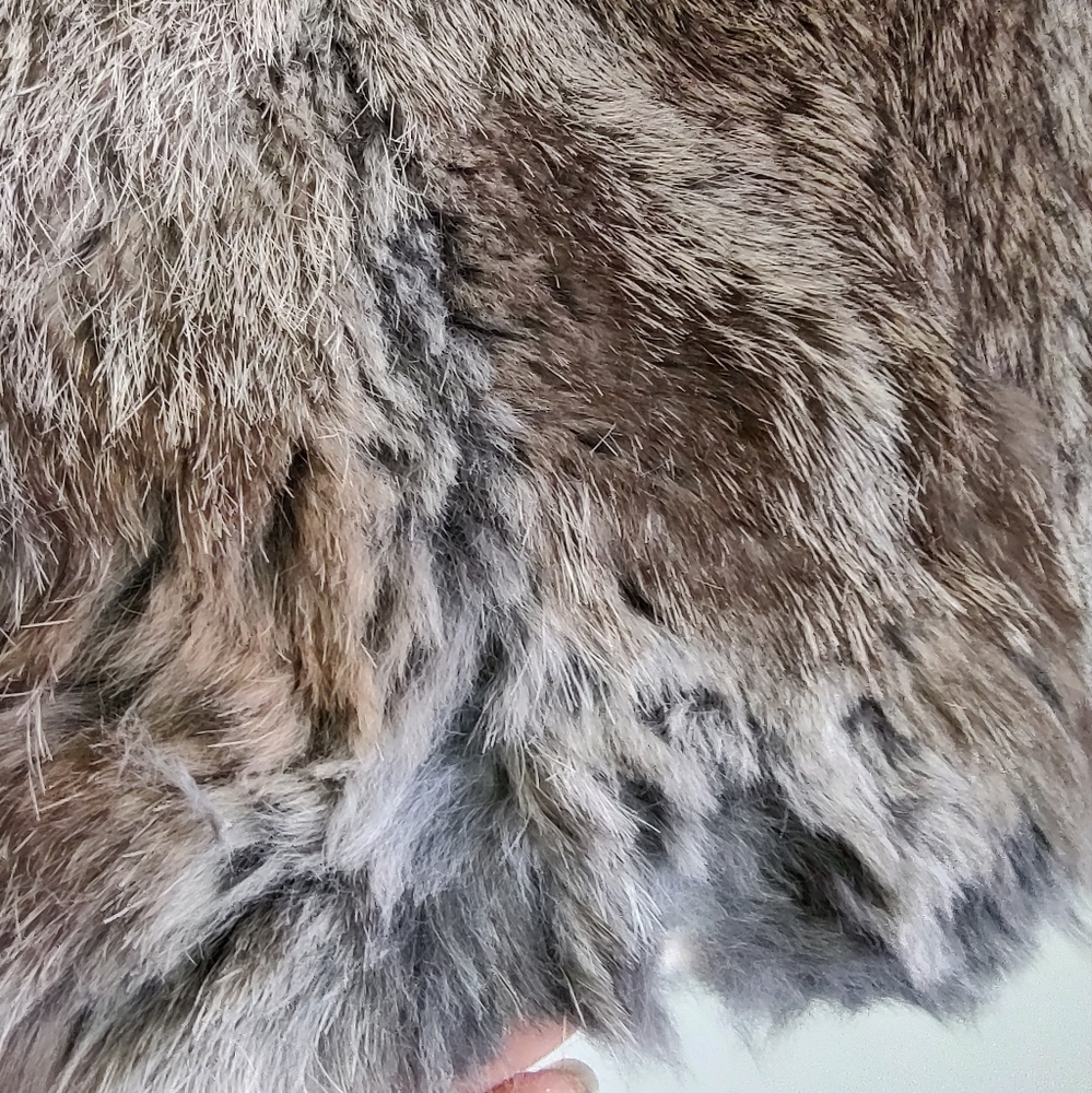Chic Rabbit Fur Vest in Earthy Tones with Hook Closure and Pockets - Picture 3 of 9